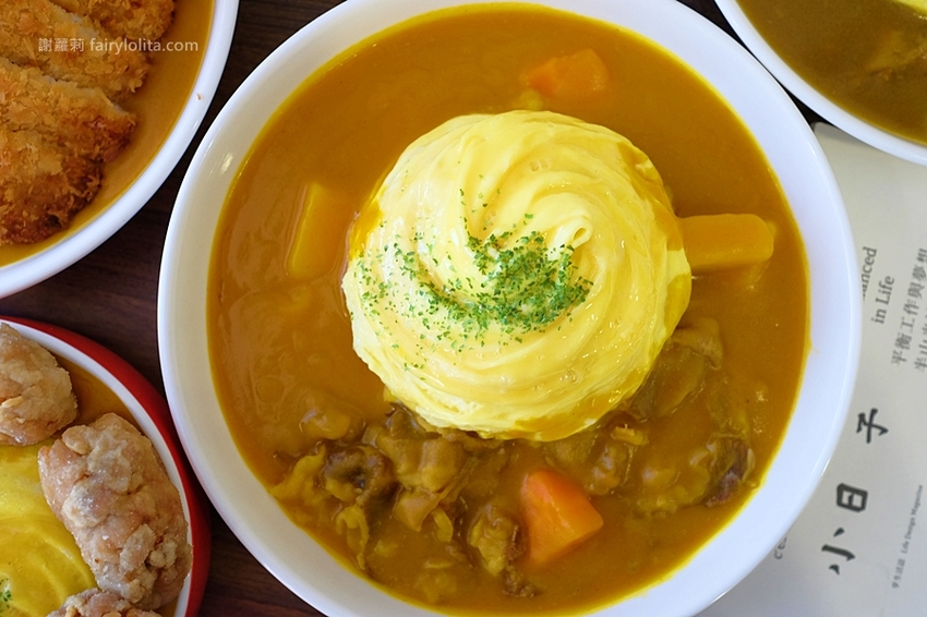 桃園美食 | 魔法樂廚手作咖哩。攤子神祕超低調,一天只賣5小時,咖哩飯炸雞浮誇爆量、多到整個炸出來! @蹦啾♥謝蘿莉 La vie heureuse