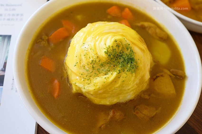 桃園美食 | 魔法樂廚手作咖哩。攤子神祕超低調,一天只賣5小時,咖哩飯炸雞浮誇爆量、多到整個炸出來! @蹦啾♥謝蘿莉 La vie heureuse