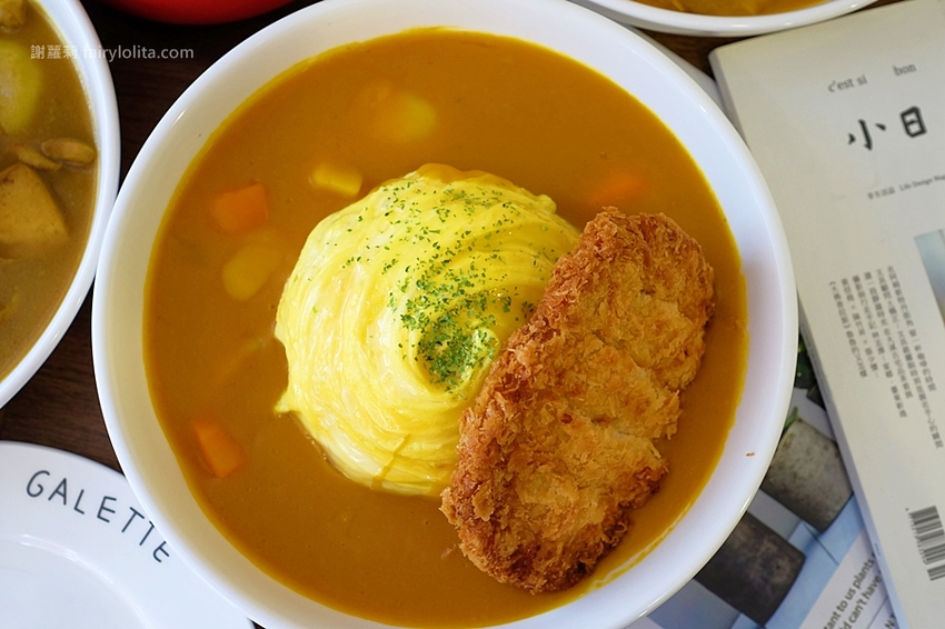 桃園美食 | 魔法樂廚手作咖哩。攤子神祕超低調,一天只賣5小時,咖哩飯炸雞浮誇爆量、多到整個炸出來! @蹦啾♥謝蘿莉 La vie heureuse