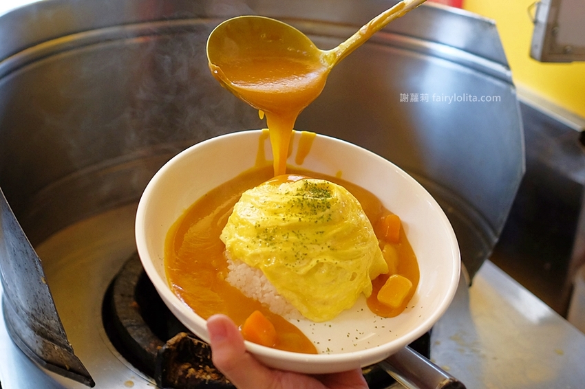 桃園美食 | 魔法樂廚手作咖哩。攤子神祕超低調,一天只賣5小時,咖哩飯炸雞浮誇爆量、多到整個炸出來! @蹦啾♥謝蘿莉 La vie heureuse