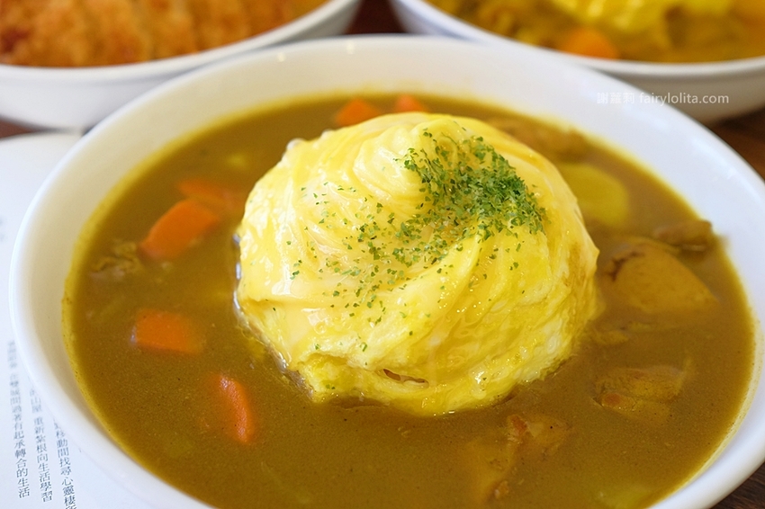 桃園美食 | 魔法樂廚手作咖哩。攤子神祕超低調,一天只賣5小時,咖哩飯炸雞浮誇爆量、多到整個炸出來! @蹦啾♥謝蘿莉 La vie heureuse