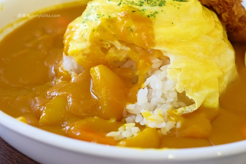 桃園美食 | 魔法樂廚手作咖哩。攤子神祕超低調,一天只賣5小時,咖哩飯炸雞浮誇爆量、多到整個炸出來! @蹦啾♥謝蘿莉 La vie heureuse