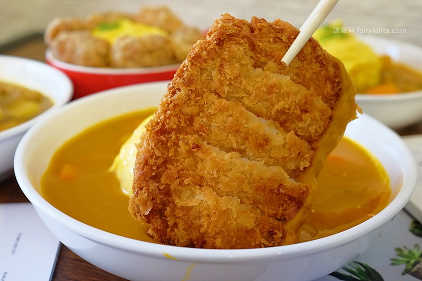 桃園美食 | 魔法樂廚手作咖哩。攤子神祕超低調,一天只賣5小時,咖哩飯炸雞浮誇爆量、多到整個炸出來! @蹦啾♥謝蘿莉 La vie heureuse