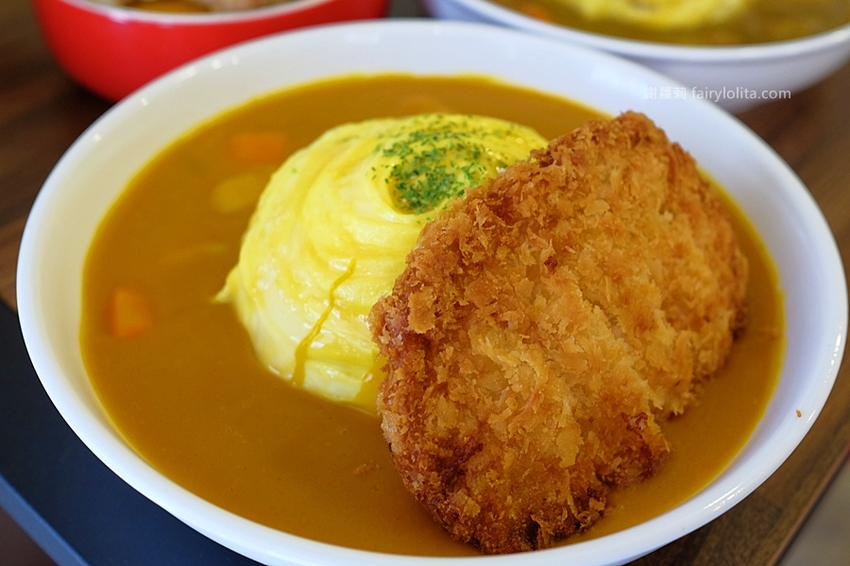 桃園美食 | 魔法樂廚手作咖哩。攤子神祕超低調,一天只賣5小時,咖哩飯炸雞浮誇爆量、多到整個炸出來! @蹦啾♥謝蘿莉 La vie heureuse