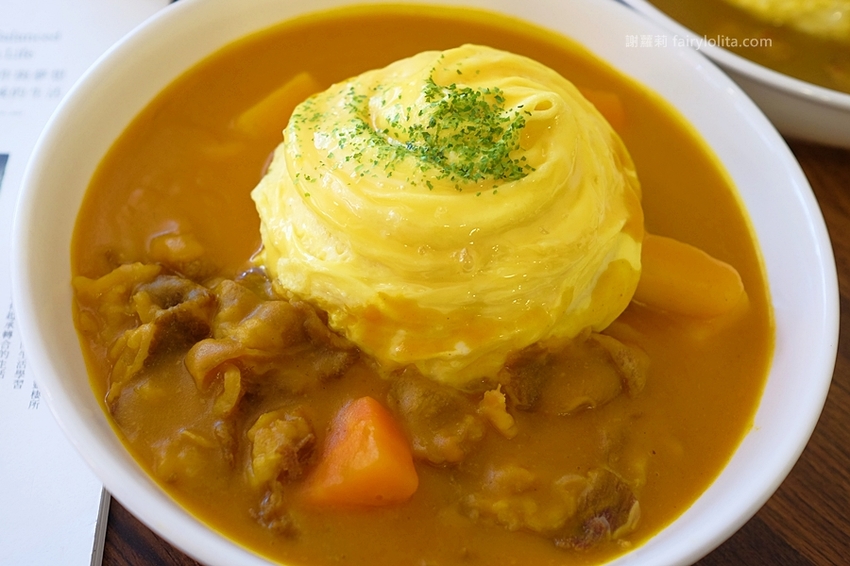 桃園美食 | 魔法樂廚手作咖哩。攤子神祕超低調,一天只賣5小時,咖哩飯炸雞浮誇爆量、多到整個炸出來! @蹦啾♥謝蘿莉 La vie heureuse