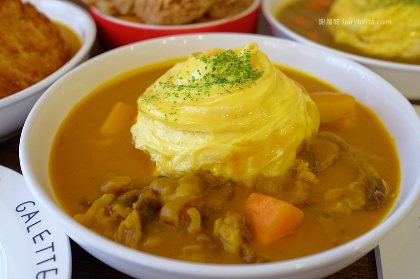 桃園美食 | 魔法樂廚手作咖哩。攤子神祕超低調,一天只賣5小時,咖哩飯炸雞浮誇爆量、多到整個炸出來! @蹦啾♥謝蘿莉 La vie heureuse