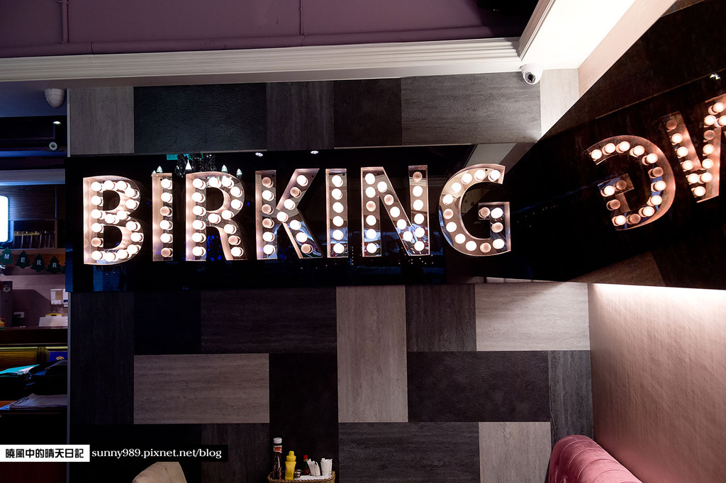 栢金 BIRKING：【板橋新埔站|栢金 BIRKING-Waffle.Brunch.Bistro】新埔捷運站3分鐘的高CP值早午餐選擇 1.6CM超厚厚切培根超好吃 (愛評體驗