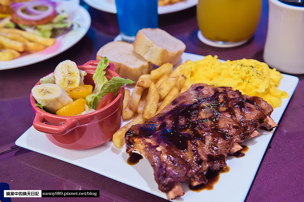 栢金 BIRKING：【板橋新埔站|栢金 BIRKING-Waffle.Brunch.Bistro】新埔捷運站3分鐘的高CP值早午餐選擇 1.6CM超厚厚切培根超好吃 (愛評體驗