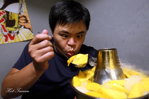 蜂橙複合式餐飲：【台南美食】芒果火山冰報到！兩款芒果一次吃到，金皇尬愛文：蜂橙複合式餐飲