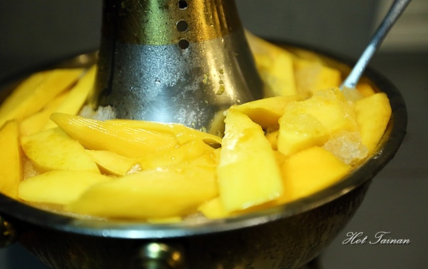 蜂橙複合式餐飲：【台南美食】芒果火山冰報到！兩款芒果一次吃到，金皇尬愛文：蜂橙複合式餐飲