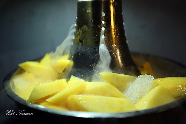 蜂橙複合式餐飲：【台南美食】芒果火山冰報到！兩款芒果一次吃到，金皇尬愛文：蜂橙複合式餐飲