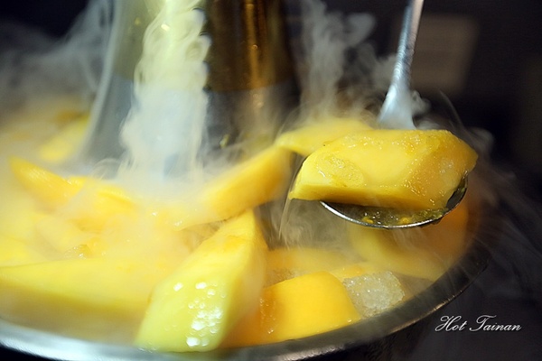 蜂橙複合式餐飲：【台南美食】芒果火山冰報到！兩款芒果一次吃到，金皇尬愛文：蜂橙複合式餐飲