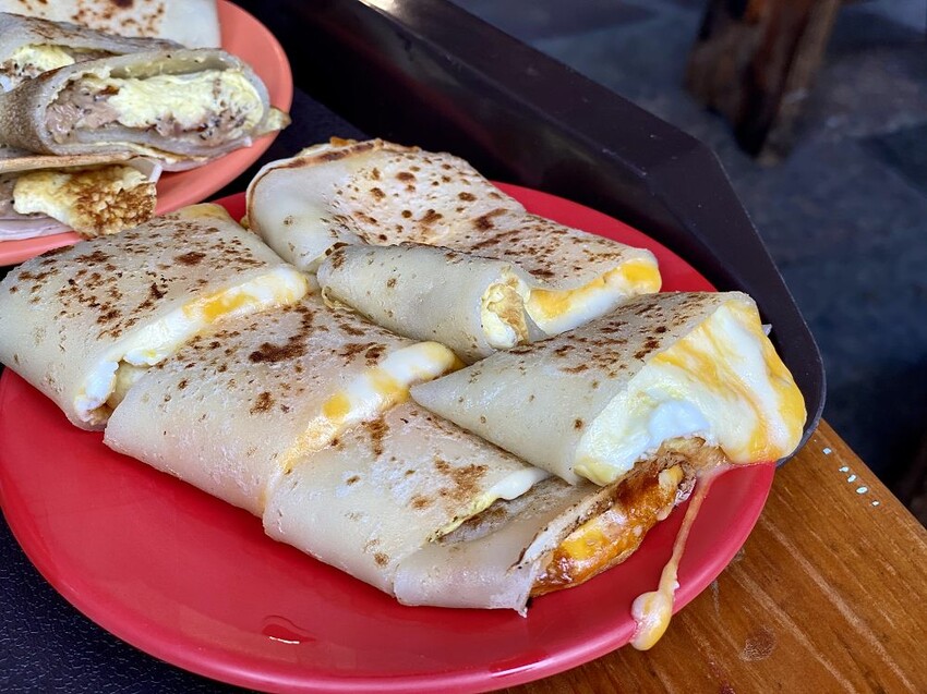 台南五妃街上超人氣早餐店.最愛牽絲起司蛋餅~金黃瀑布 超浮誇美味