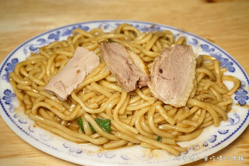 卤肉饭.客家炒鸭血.炒鸭肠(牛埔南路/香山国小/台湾小吃)--踢小米食记