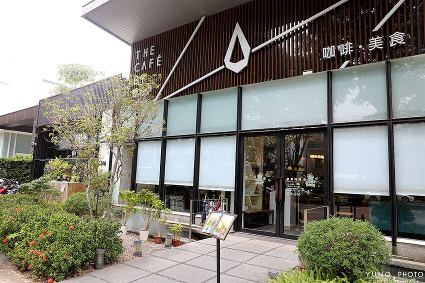 台中市南屯區美翻天!滿滿綠意環繞 森林系唯美玻璃屋城市秘境|The Cafe By 想台中(台中南屯約會餐廳推薦)