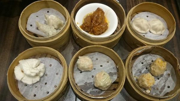 大八潮坊港式飲茶：高雄夢時代~大八潮坊港式飲茶自助百匯~港式點心推車~自助式取餐~吃到飽料理~好撐呀~