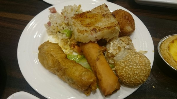 大八潮坊港式飲茶：高雄夢時代~大八潮坊港式飲茶自助百匯~港式點心推車~自助式取餐~吃到飽料理~好撐呀~