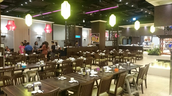 大八潮坊港式飲茶：高雄夢時代~大八潮坊港式飲茶自助百匯~港式點心推車~自助式取餐~吃到飽料理~好撐呀~