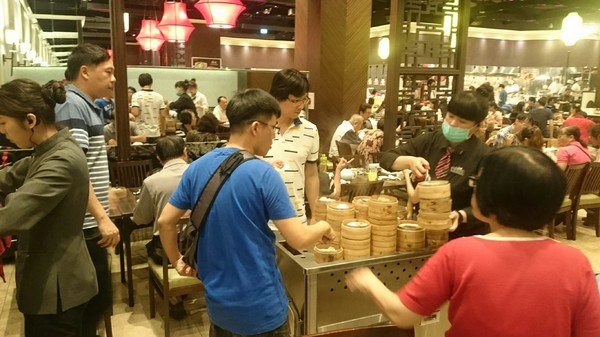 大八潮坊港式飲茶：高雄夢時代~大八潮坊港式飲茶自助百匯~港式點心推車~自助式取餐~吃到飽料理~好撐呀~