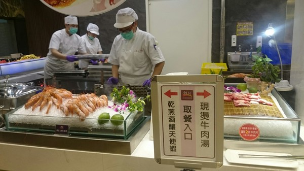 大八潮坊港式飲茶：高雄夢時代~大八潮坊港式飲茶自助百匯~港式點心推車~自助式取餐~吃到飽料理~好撐呀~