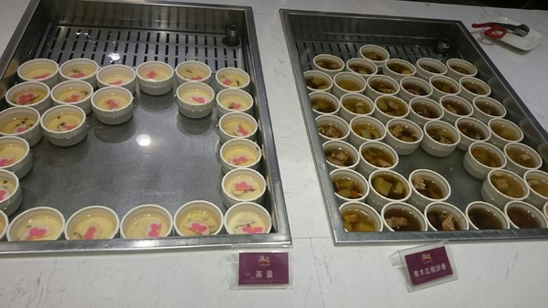 大八潮坊港式飲茶：高雄夢時代~大八潮坊港式飲茶自助百匯~港式點心推車~自助式取餐~吃到飽料理~好撐呀~