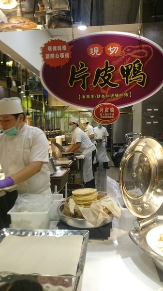 大八潮坊港式飲茶：高雄夢時代~大八潮坊港式飲茶自助百匯~港式點心推車~自助式取餐~吃到飽料理~好撐呀~