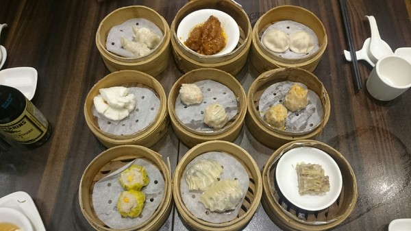 大八潮坊港式飲茶：高雄夢時代~大八潮坊港式飲茶自助百匯~港式點心推車~自助式取餐~吃到飽料理~好撐呀~