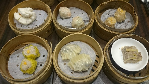 大八潮坊港式飲茶：高雄夢時代~大八潮坊港式飲茶自助百匯~港式點心推車~自助式取餐~吃到飽料理~好撐呀~