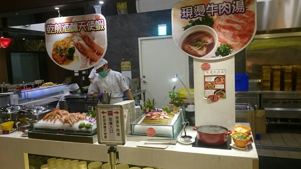 大八潮坊港式飲茶：高雄夢時代~大八潮坊港式飲茶自助百匯~港式點心推車~自助式取餐~吃到飽料理~好撐呀~