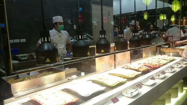 大八潮坊港式飲茶：高雄夢時代~大八潮坊港式飲茶自助百匯~港式點心推車~自助式取餐~吃到飽料理~好撐呀~