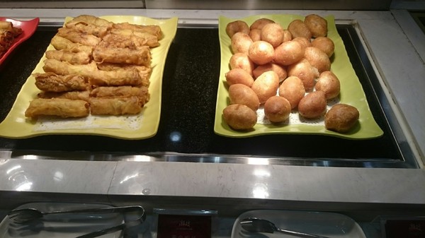 大八潮坊港式飲茶：高雄夢時代~大八潮坊港式飲茶自助百匯~港式點心推車~自助式取餐~吃到飽料理~好撐呀~