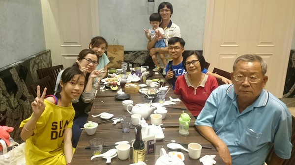 大八潮坊港式飲茶：高雄夢時代~大八潮坊港式飲茶自助百匯~港式點心推車~自助式取餐~吃到飽料理~好撐呀~