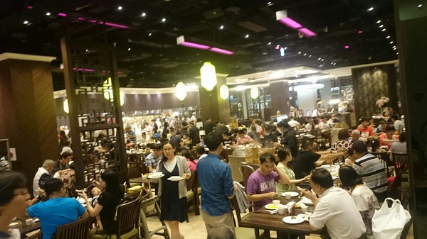 大八潮坊港式飲茶：高雄夢時代~大八潮坊港式飲茶自助百匯~港式點心推車~自助式取餐~吃到飽料理~好撐呀~