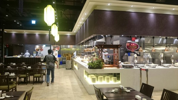 大八潮坊港式飲茶：高雄夢時代~大八潮坊港式飲茶自助百匯~港式點心推車~自助式取餐~吃到飽料理~好撐呀~