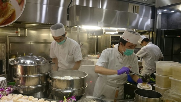 大八潮坊港式飲茶：高雄夢時代~大八潮坊港式飲茶自助百匯~港式點心推車~自助式取餐~吃到飽料理~好撐呀~
