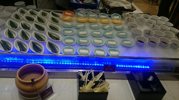 大八潮坊港式飲茶：高雄夢時代~大八潮坊港式飲茶自助百匯~港式點心推車~自助式取餐~吃到飽料理~好撐呀~