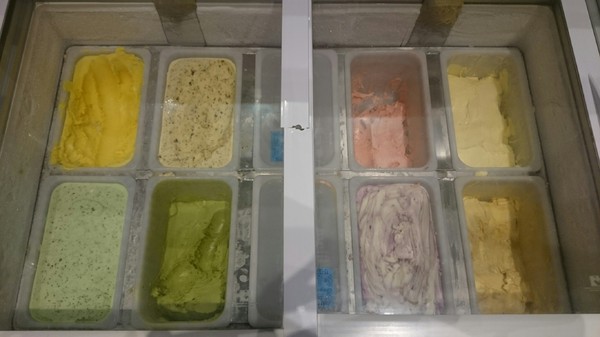 大八潮坊港式飲茶：高雄夢時代~大八潮坊港式飲茶自助百匯~港式點心推車~自助式取餐~吃到飽料理~好撐呀~