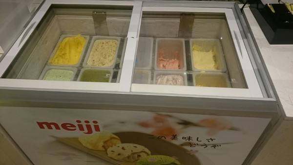 大八潮坊港式飲茶：高雄夢時代~大八潮坊港式飲茶自助百匯~港式點心推車~自助式取餐~吃到飽料理~好撐呀~