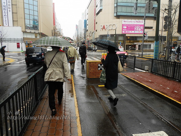 北國の旅 8. ..細雨。札幌。電車~