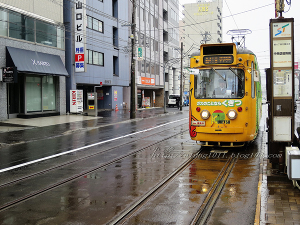 北國の旅 8. ..細雨。札幌。電車~