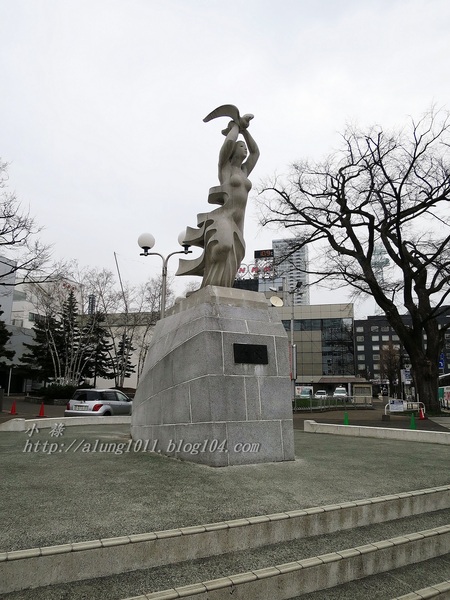 北國の旅 8. ..細雨。札幌。電車~