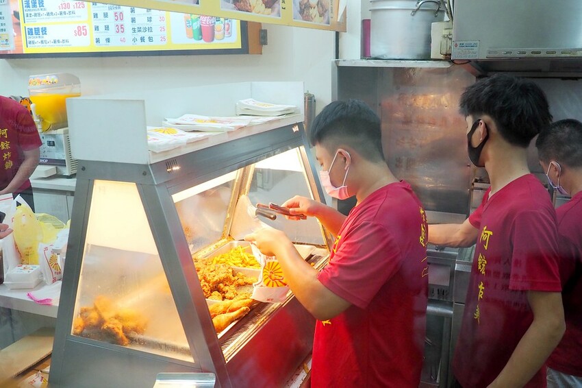 酥香好吃的便宜噴汁炸雞,放冷也好吃有點厲害,在地人也推薦的排隊炸雞店♥阿鋐炸雞♥