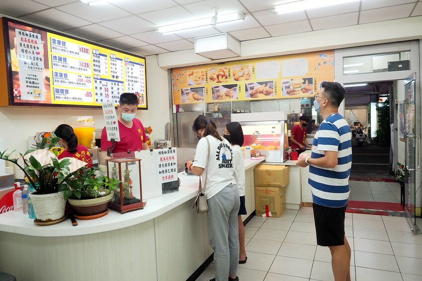 酥香好吃的便宜噴汁炸雞,放冷也好吃有點厲害,在地人也推薦的排隊炸雞店♥阿鋐炸雞♥