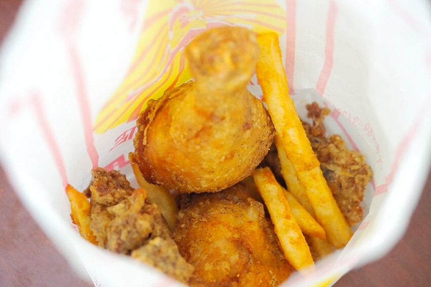 酥香好吃的便宜噴汁炸雞,放冷也好吃有點厲害,在地人也推薦的排隊炸雞店♥阿鋐炸雞♥