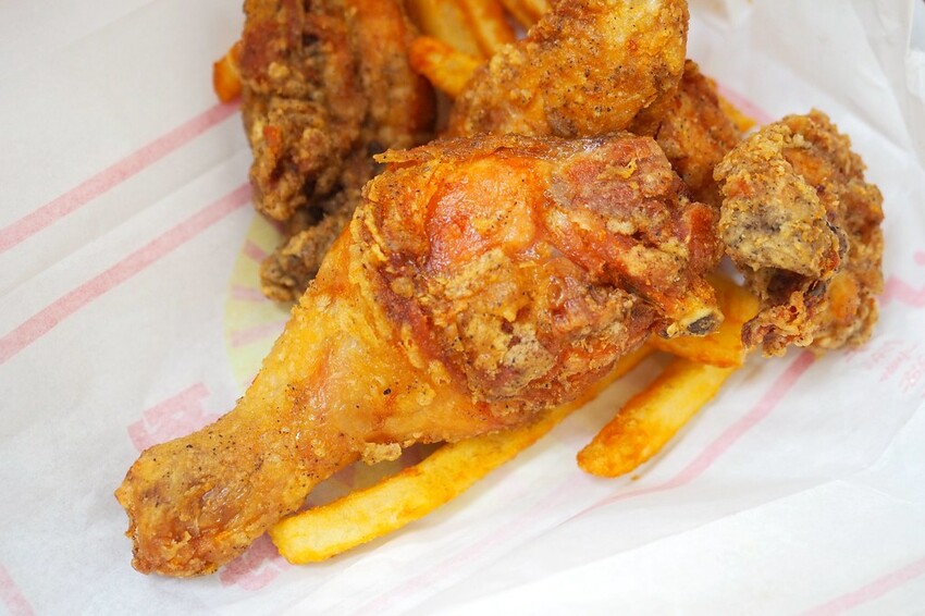 酥香好吃的便宜噴汁炸雞,放冷也好吃有點厲害,在地人也推薦的排隊炸雞店♥阿鋐炸雞♥