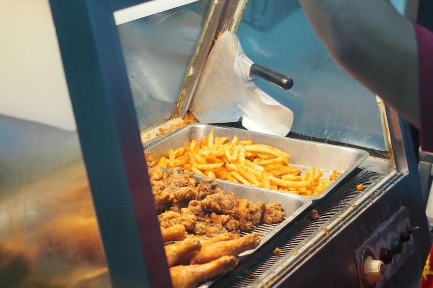 酥香好吃的便宜噴汁炸雞,放冷也好吃有點厲害,在地人也推薦的排隊炸雞店♥阿鋐炸雞♥