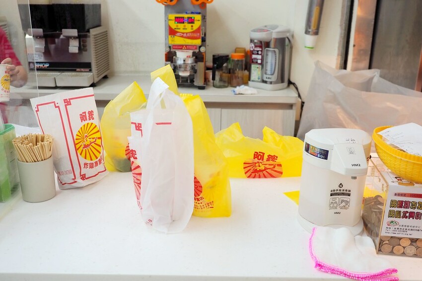 酥香好吃的便宜噴汁炸雞,放冷也好吃有點厲害,在地人也推薦的排隊炸雞店♥阿鋐炸雞♥