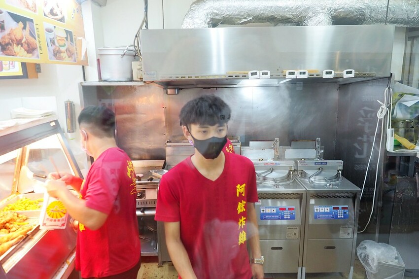 酥香好吃的便宜噴汁炸雞,放冷也好吃有點厲害,在地人也推薦的排隊炸雞店♥阿鋐炸雞♥