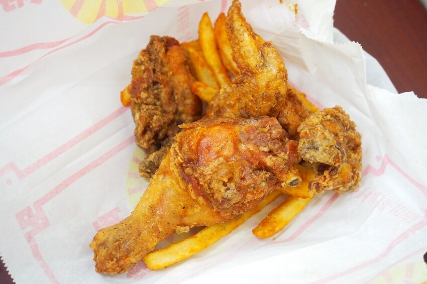 酥香好吃的便宜噴汁炸雞,放冷也好吃有點厲害,在地人也推薦的排隊炸雞店♥阿鋐炸雞♥