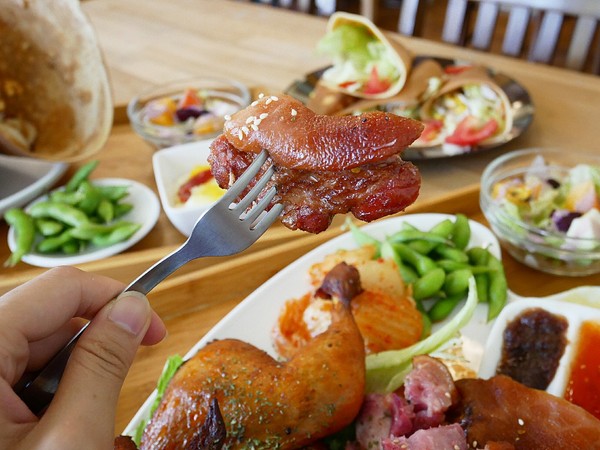 Relax.brunch 輕鬆點早午餐：Relax.brunch 輕鬆點早午餐-台南東區大份量早午餐  連大食怪等級的我都差點投降  大推德國豬腳